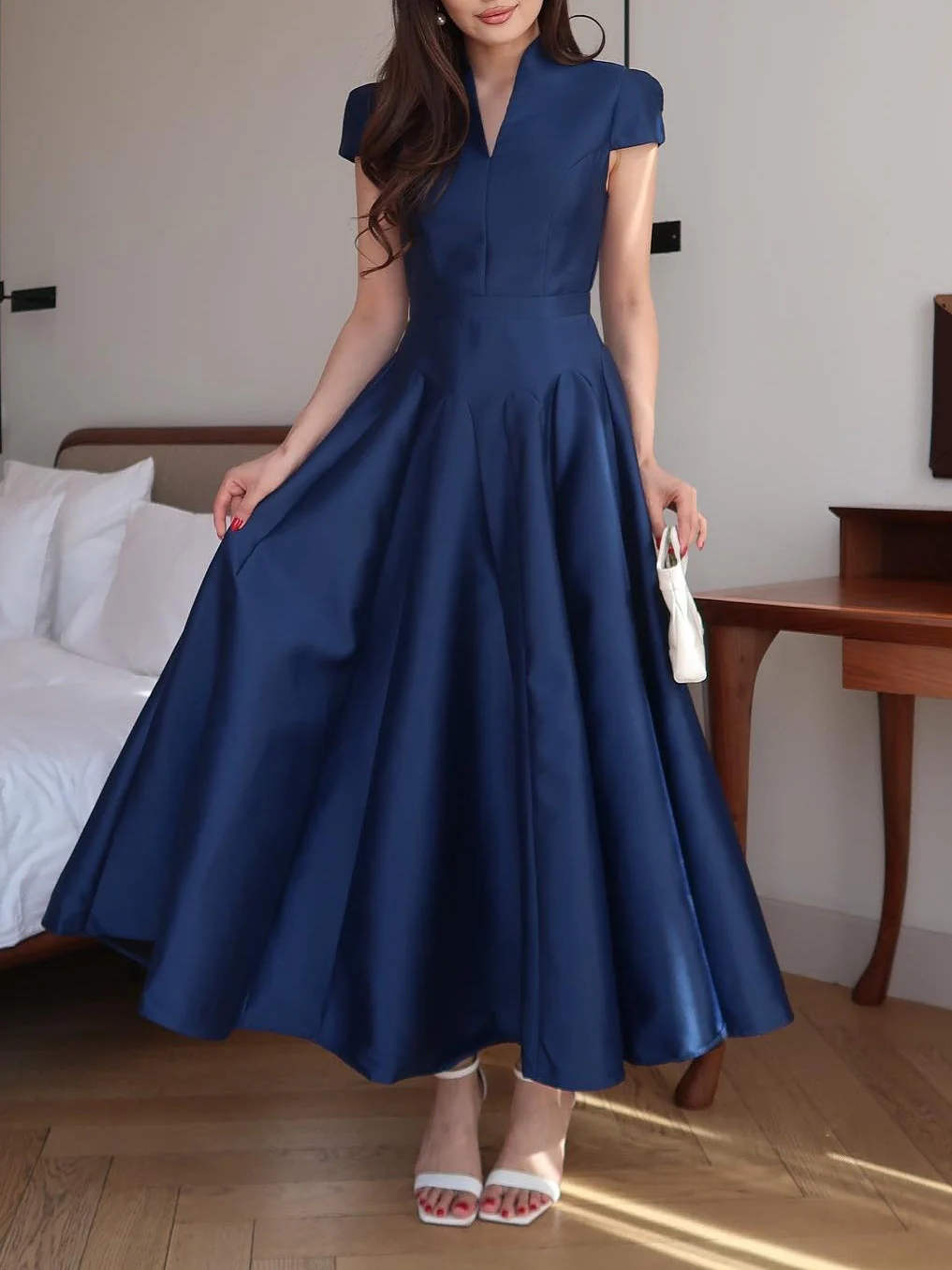 Elegant Long Dress in Navy Blue with V-Neck Collar - Image 4