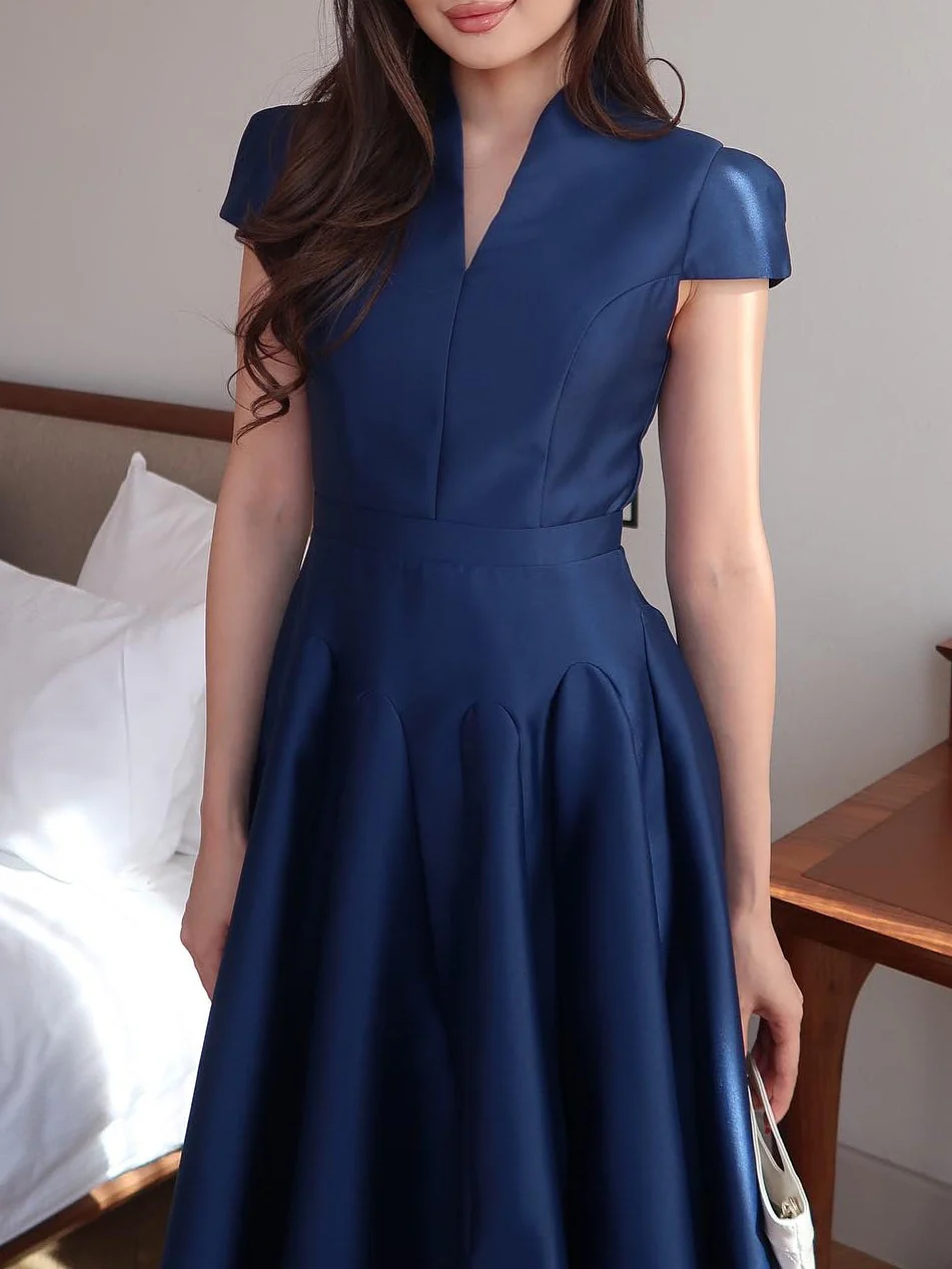 Elegant Long Dress in Navy Blue with V-Neck Collar - Image 6