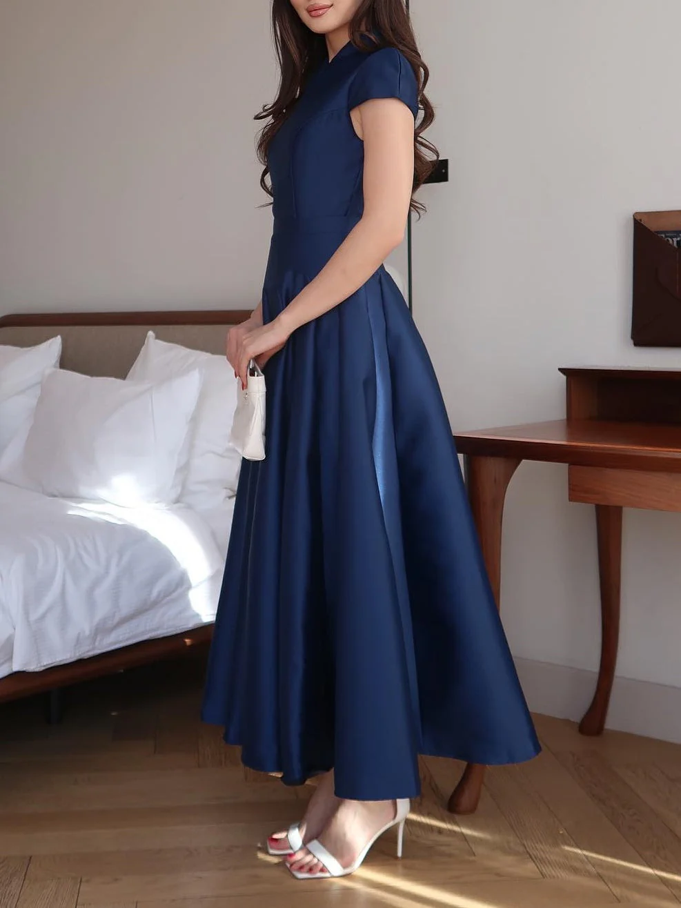 Elegant Long Dress in Navy Blue with V-Neck Collar - Image 7